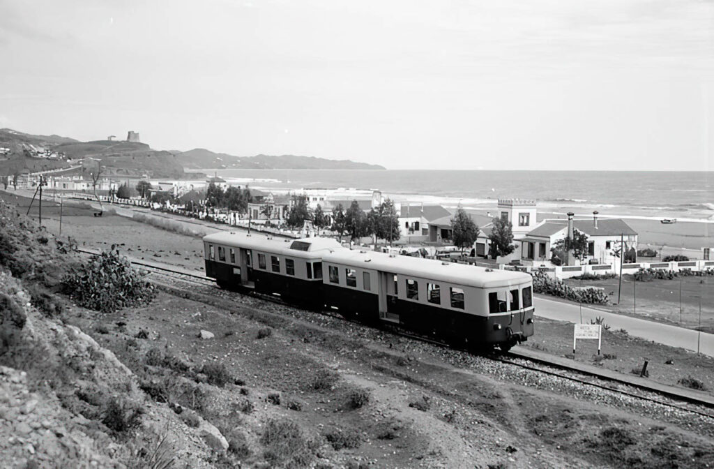 Tren de vía estrecha Málaga-Fuengirola, a su paso por Los Boliches