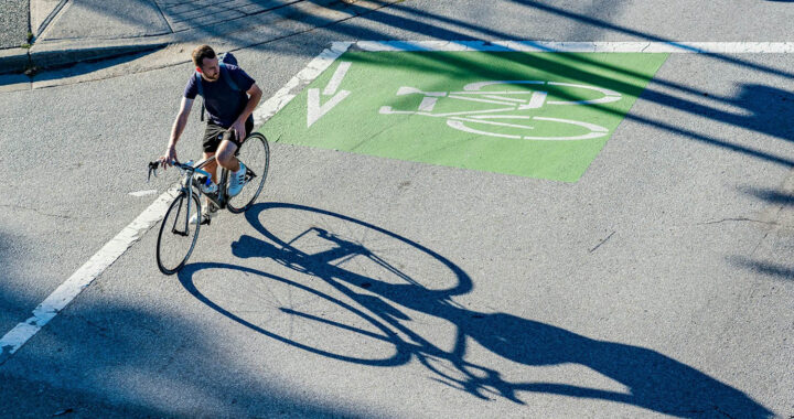La bicicleta es diez veces más importante que el coche eléctrico para reducir emisiones en las ciudades