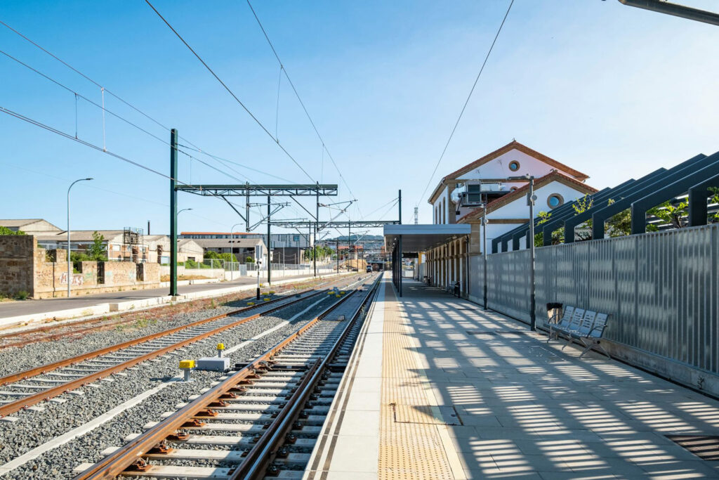 Transporte ferroviario en España: ¿más frecuencias o más velocidad? (Fotografía: Estación de Plasencia, Cáceres)